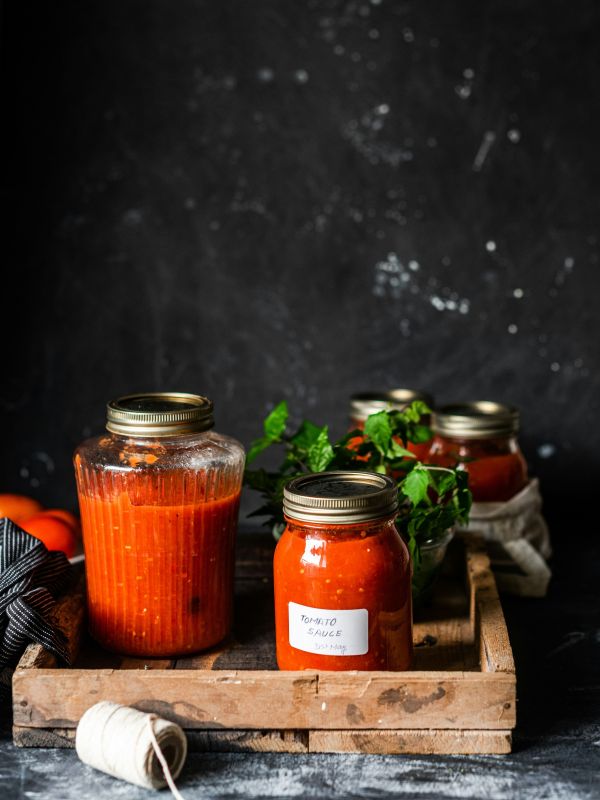 Photo de bocaux de coulis de tomate faits maison - par Anshu A on Unsplash